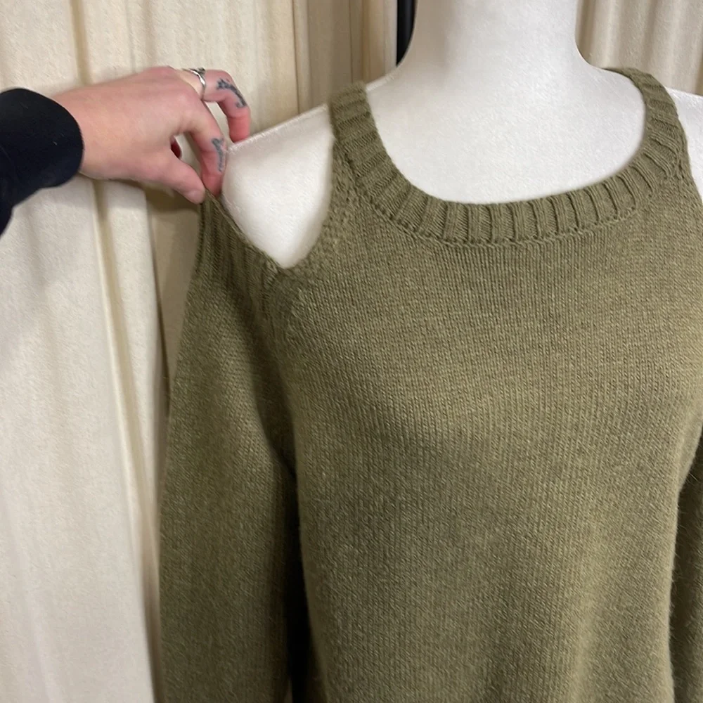 EUC- ELAN- WARM KNITTED GREEN COLD SHOULDER OVERSIZED SWEATER SIZE SMALL - Picture 4 of 13